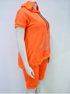 Oranžinis laisvalaikio kostiumas