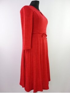 Raudona liemenuota platėjanti suknelė